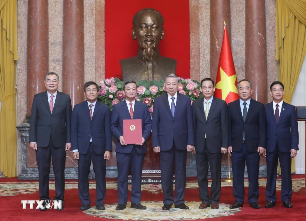 tong-bi-thu-chu-tich-nuoc-to-lam-trao-quyet-dinh-bo-nhiem-dai-su-viet-nam-tai-nuoc-ngoai-cho-ong-nguyen-minh-tam (2).jpg
