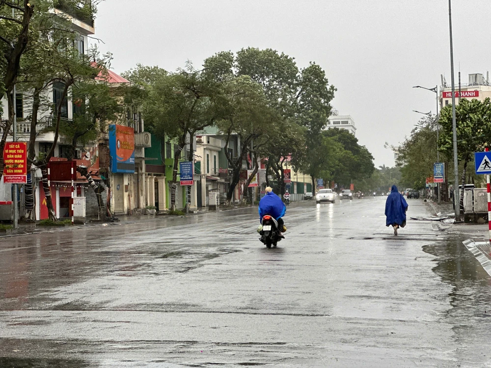 Đường Tô Hiệu, Lạch Tray lúc 8 giờ sáng 7-9. Ảnh: NGỌC SƠN