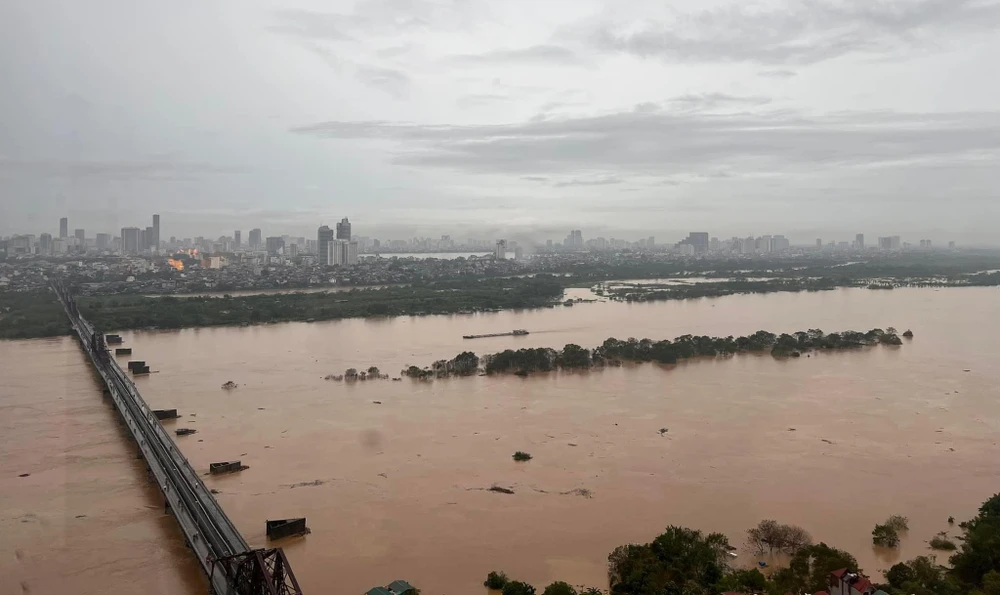Lũ sông Hồng dâng cao, Hà Nội cấm nhiều loại xe trên 0,5 tấn qua cầu Chương Dương