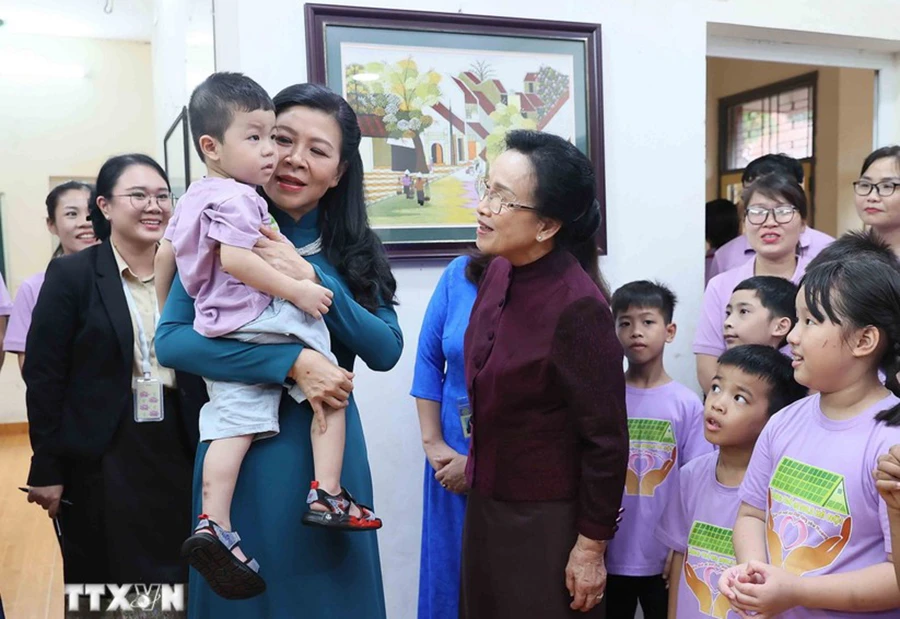 Phu nhân Ngô Phương Ly và Phu nhân Naly Sisoulith thăm Làng trẻ em Birla Hà Nội
