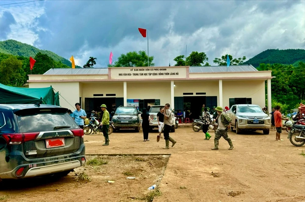 Sau trận lũ quét xảy ra tại thôn Làng Nủ ngày 10-9, nhiều người dân phải ở tạm tại nhà văn hóa thôn, cuộc sống sinh hoạt có nhiều bất tiện. Ảnh: VÕ TÙNG