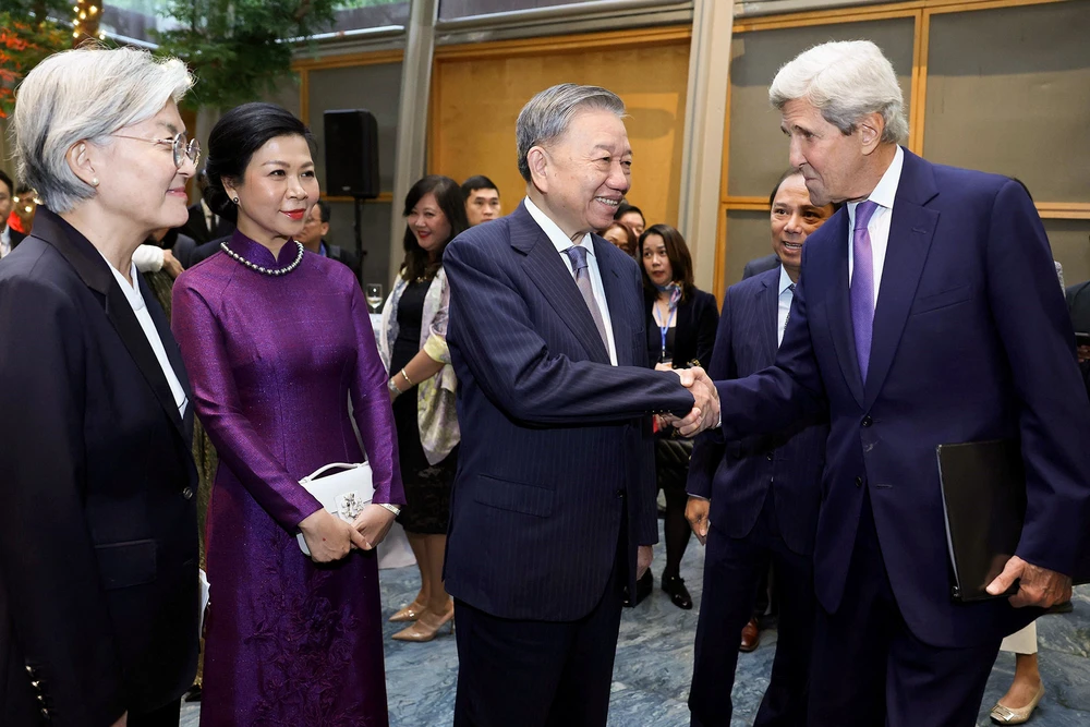 Tổng Bí thư, Chủ tịch nước Tô Lâm và Phu nhân cùng cựu Ngoại trưởng John Kerry và Chủ tịch Asia Society Kang Kyung Wha tại sự kiện. Ảnh- Lâm Khánh - TTXVN .jpg