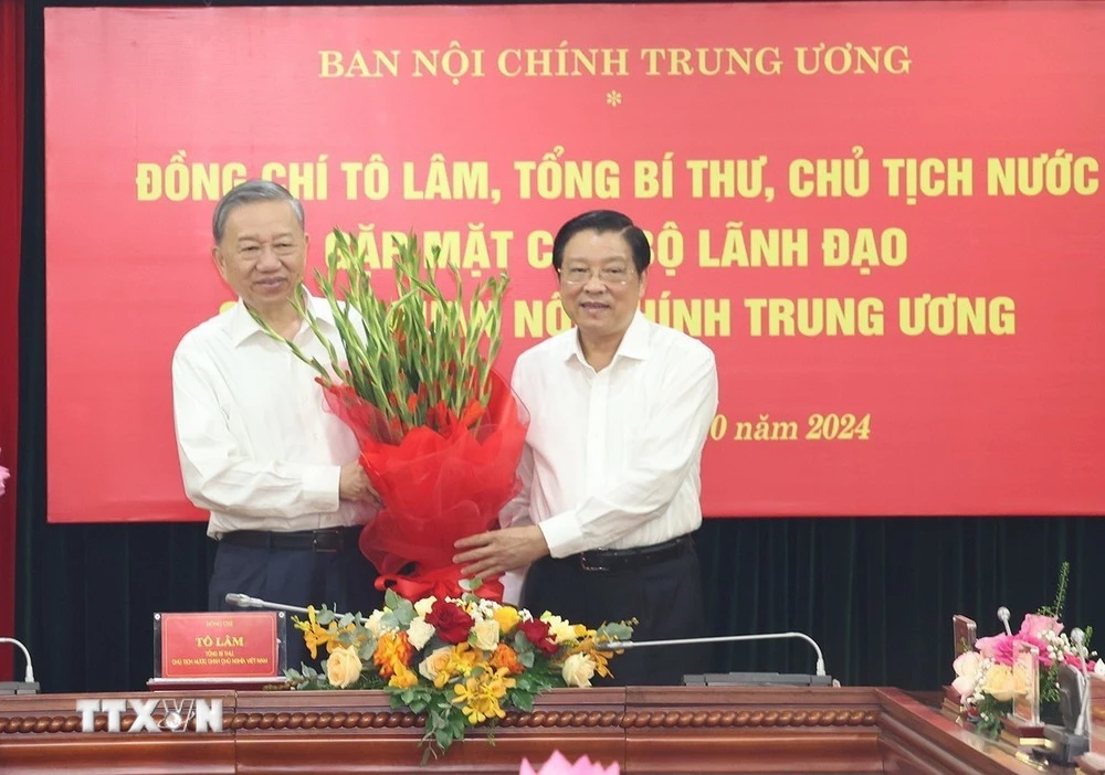 Xử lý, thay thế cán bộ lãnh đạo khi có biểu hiện tham nhũng, lãng phí, tiêu cực