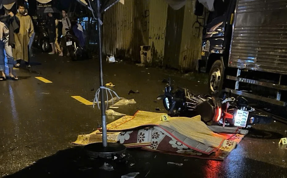 Tông đuôi ô tô tải, 1 nam thanh niên tử vong tại TP Thủ Đức