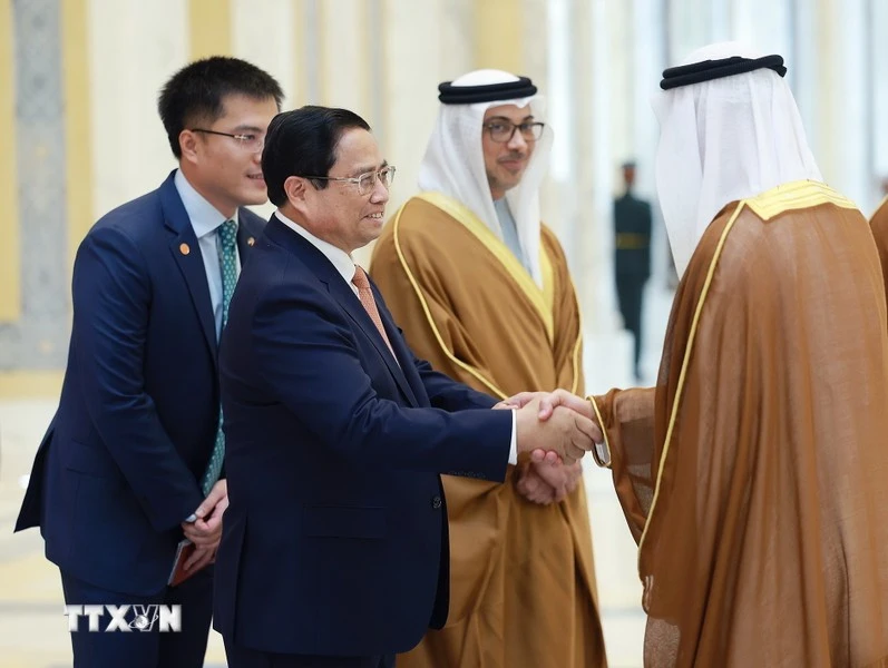 UAE bắn 21 loạt đại bác chào đón Thủ tướng Phạm Minh Chính thăm chính thức