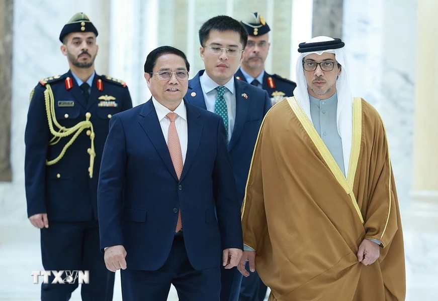 uae-ban-21-loat-dai-bac-chao-don-thu-tuong-pham-minh-chinh-tham-chinh-thuc.jpg
