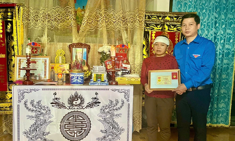 Truy tặng Huy hiệu 'Tuổi trẻ dũng cảm' cho thanh niên tử vong khi giúp dân