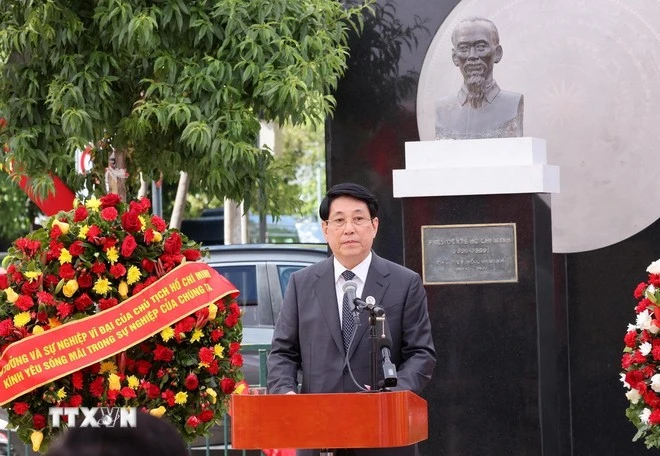 chu-tich-nuoc-luong-cuong-dat-vong-hoa-tuong-niem-chu-tich-ho-chi-minh-tai-chile (2).jpg