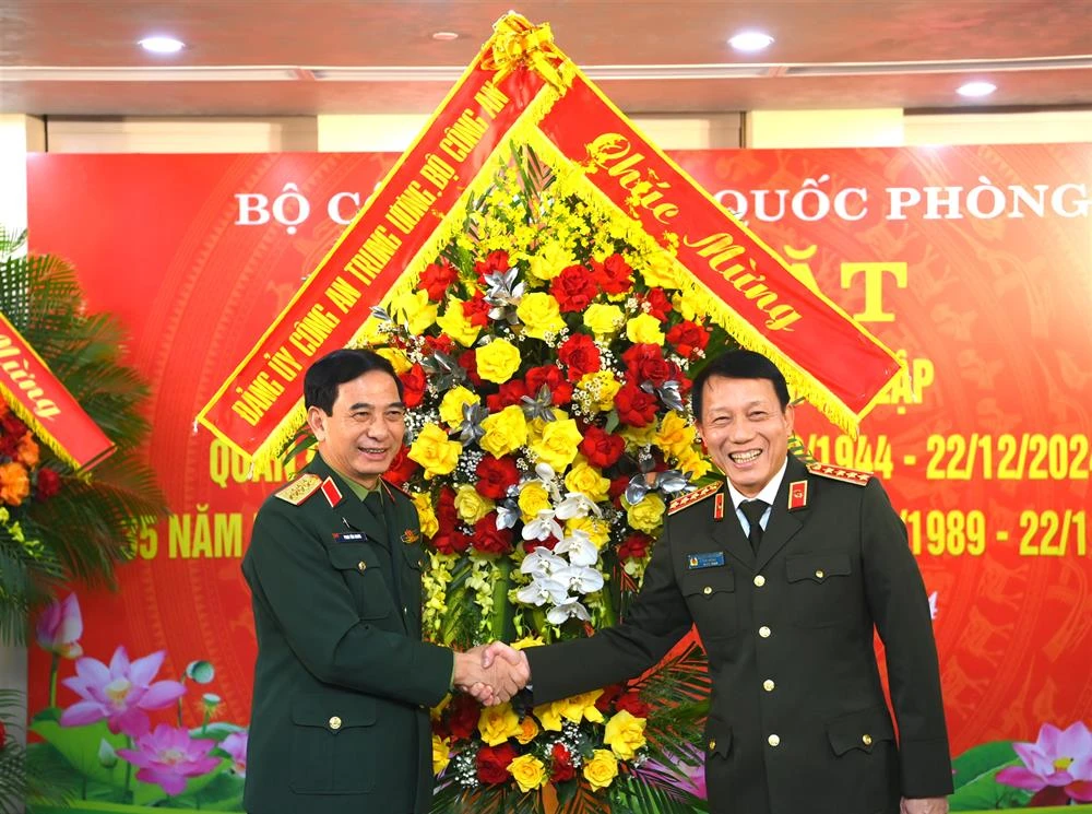 dai-tuong-phan-van-giang-quan-doi-va-cong-an-luon-ke-vai-sat-canh-hoan-thanh-xuat-sac-moi-nhiem-vu.jpg