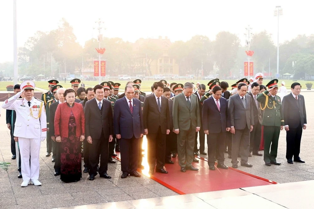 2012-lanh-dao-dang-vieng-chu-tich-ho-chi-minh-1-3 copy.png