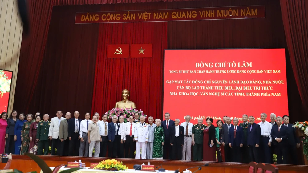 hinh-anh-tong-bi-thu-to-lam-gap-mat-can-bo-lao-thanh-cac-tinh-thanh-phia-nam-8.jpg