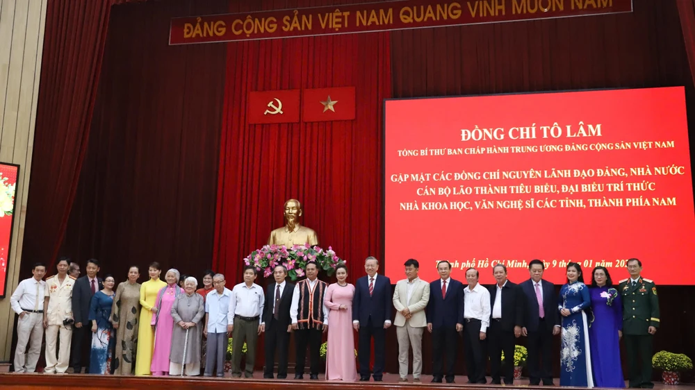 hinh-anh-tong-bi-thu-to-lam-gap-mat-can-bo-lao-thanh-cac-tinh-thanh-phia-nam-9.jpg