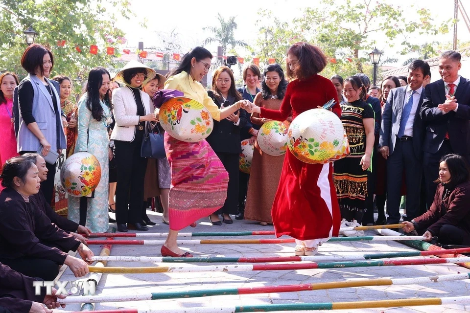 Phu nhân Ngô Phương Ly trải nghiệm gói và luộc bánh chưng cùng các nữ đại sứ