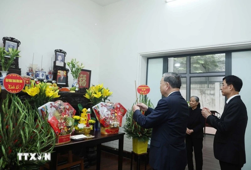 Tổng Bí thư Tô Lâm thắp hương tưởng niệm Tổng Bí thư Nguyễn Phú Trọng