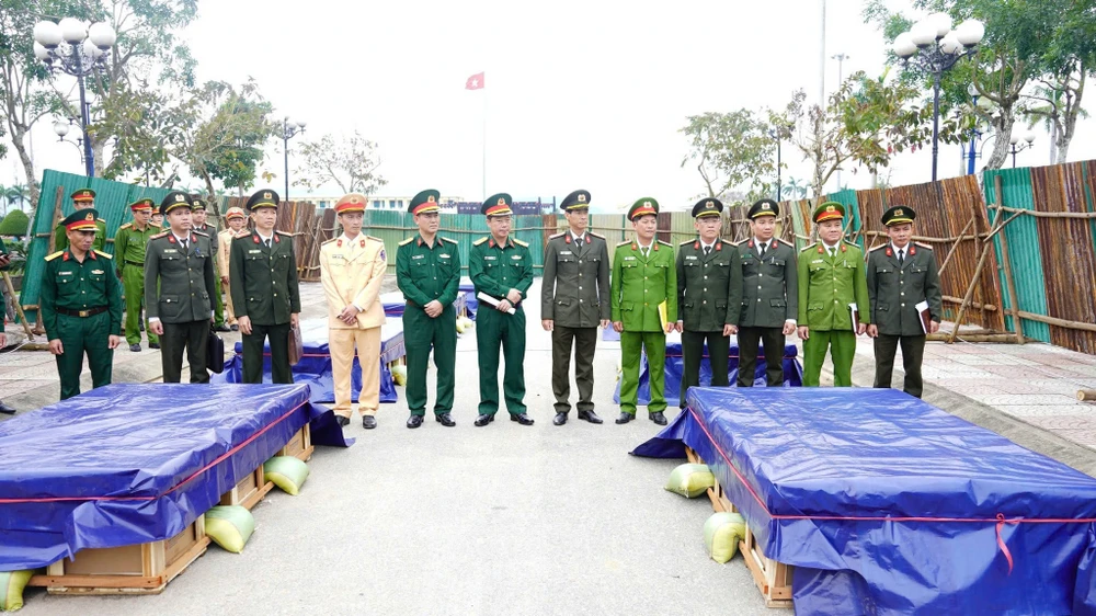 Đại tá Võ Văn Dương, Phó Giám đốc Công an tỉnh, cùng đoàn công tác đi kiểm tra công tác bảo đảm an ninh, trật tự các hoạt động tổ chức Chương trình nghệ thuật và bắn pháo hoa chào Xuân Ất Tỵ năm 2025 trên địa bàn thị xã Đức Phổ. Ảnh: NGUYỄN YÊN