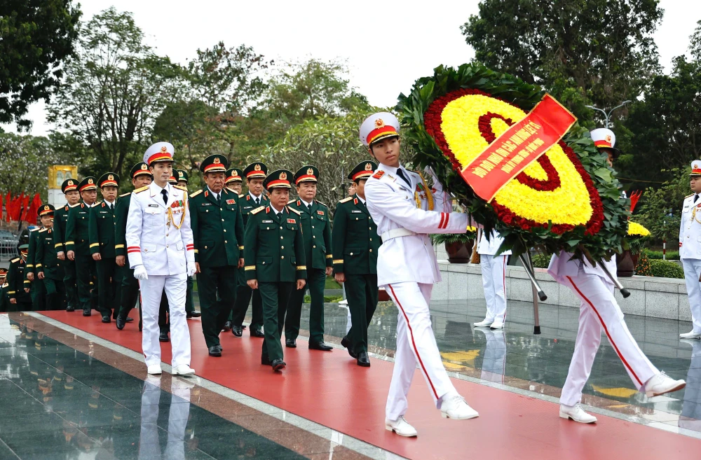 lanh-dao-dang-nha-nuoc-vao-lang-vieng-chu-tich-ho-chi-minh-nhan-95-nam-ngay-thanh-lap-dang-7.jpg
