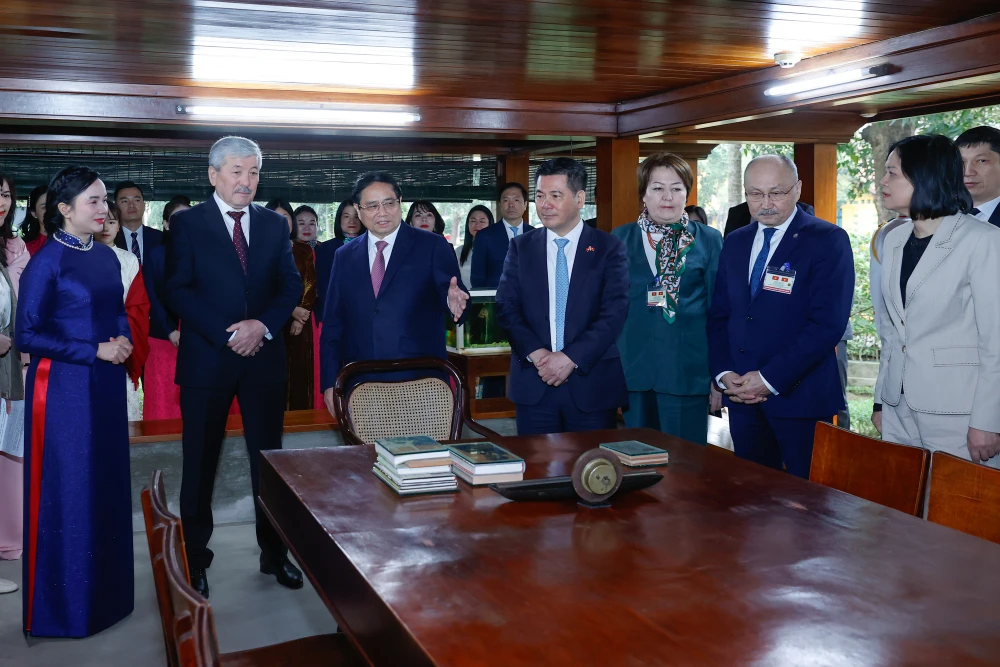 2-thu-tuong-viet-nam-kyrgzystan-tham-nha-san-bac-ho-tu-tay-pha-ca-phe-viet-nam-1-2.jpg