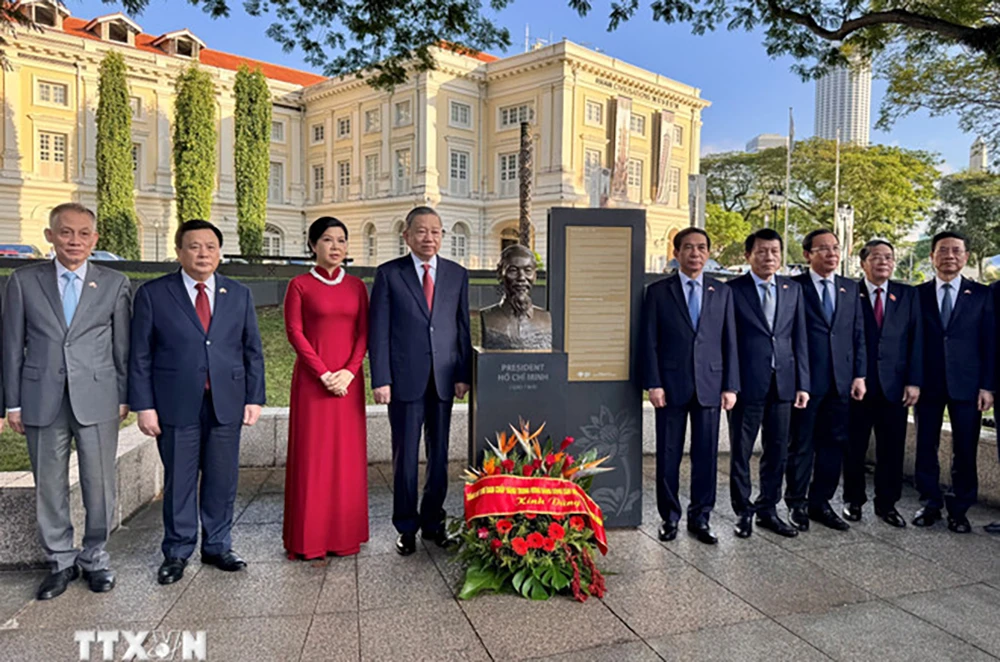 tong-bi-thu-to-lam-va-phu-nhan-dang-hoa-tuong-niem-chu-tich-ho-chi-minh-tai-singapore-1.jpg