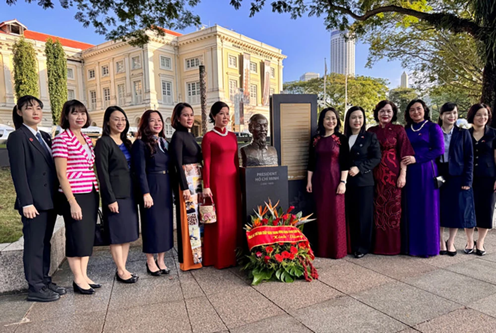 Tổng Bí thư Tô Lâm và Phu nhân dâng hoa tưởng niệm Chủ tịch Hồ Chí Minh tại Singapore