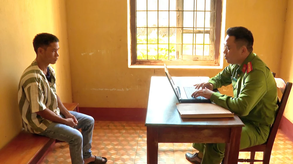 Bị mắng, chồng ném can xăng vào người vợ gây bỏng nặng