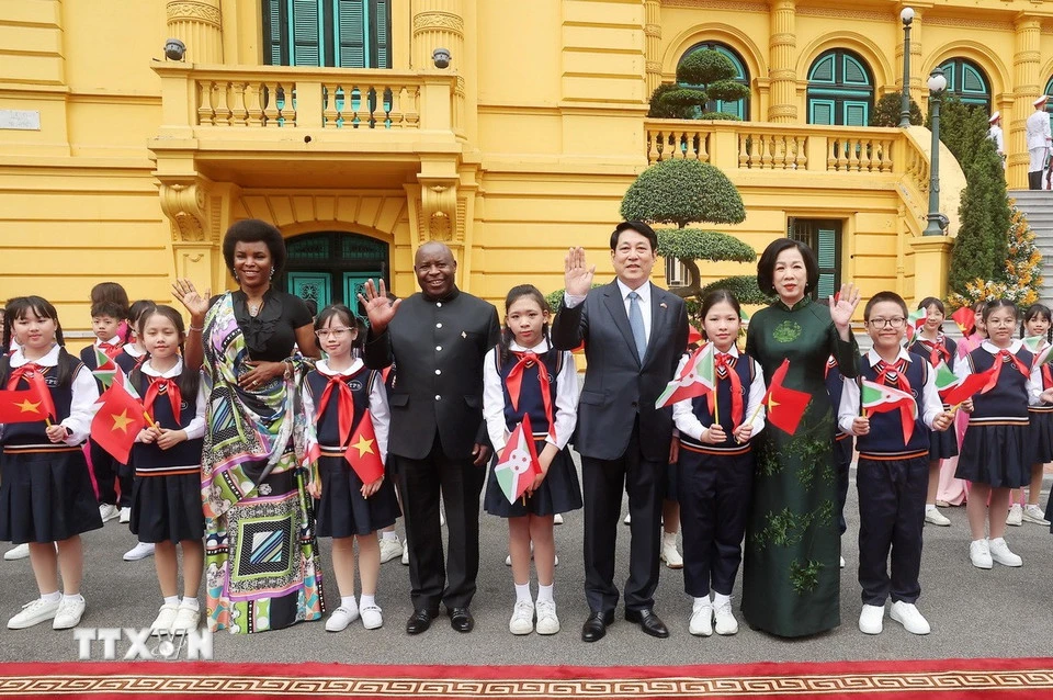 chu-tich-nuoc-luong-cuong-chu-tri-le-don-chinh-thuc-tong-thong-burundi (1).jpg