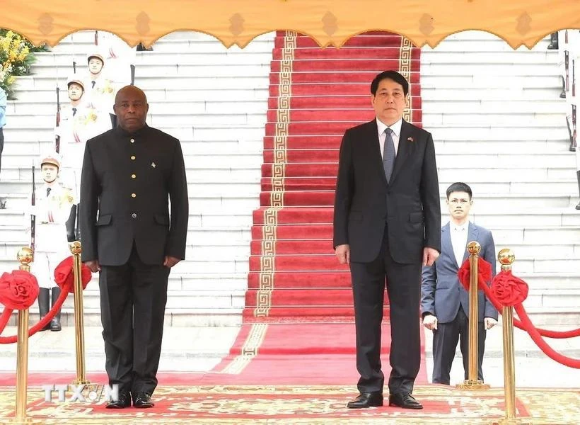 chu-tich-nuoc-luong-cuong-chu-tri-le-don-chinh-thuc-tong-thong-burundi (1).jpg