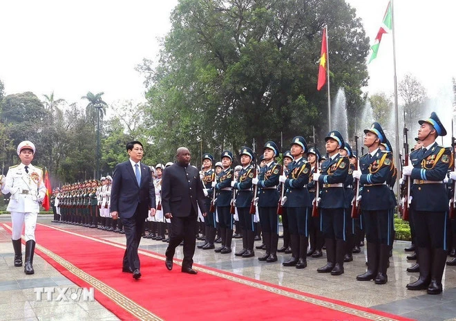 chu-tich-nuoc-luong-cuong-chu-tri-le-don-chinh-thuc-tong-thong-burundi (3).jpg