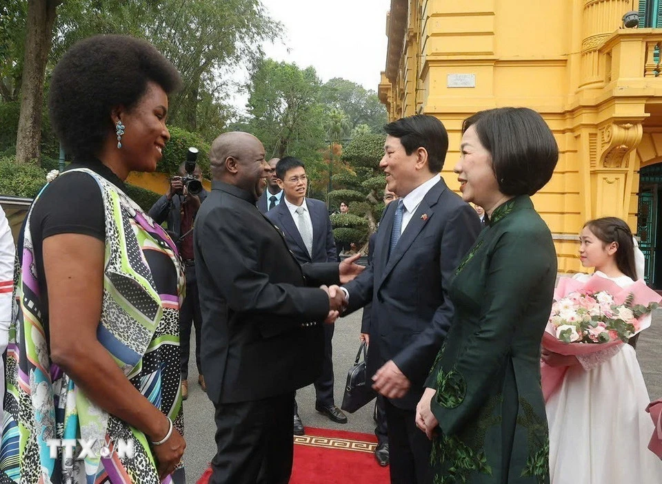 chu-tich-nuoc-luong-cuong-chu-tri-le-don-chinh-thuc-tong-thong-burundi (4).jpg