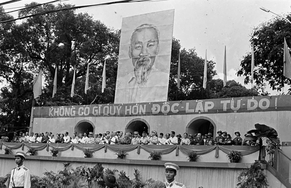 xuyen-tac-lich-su-ngay-30-4-1975-phien-dien-lac-long-nguyen-quynh-anh-1.jpg