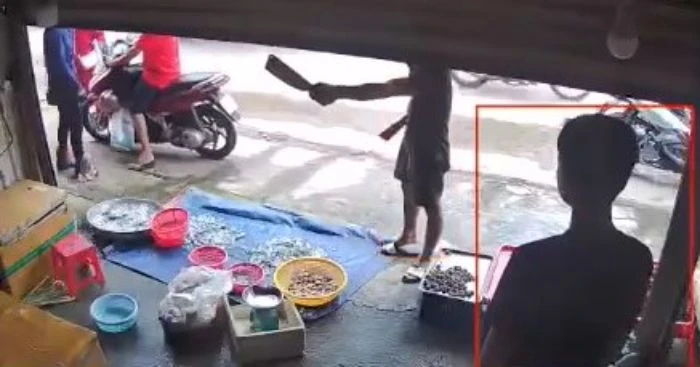 Bắt nam thanh niên cầm 2 con dao dọa chém một phụ nữ bán tôm