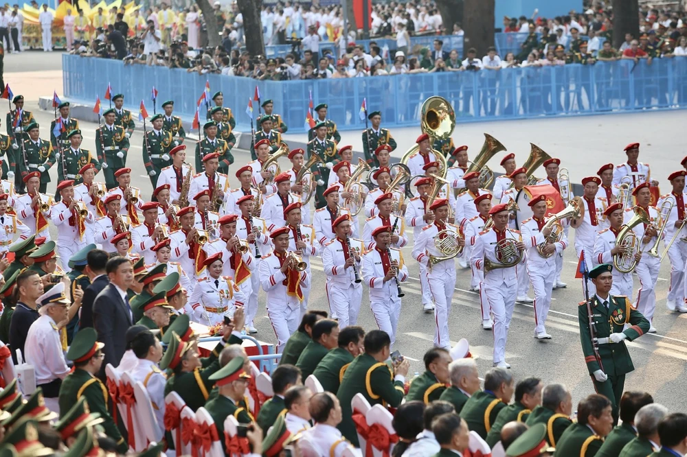 Khối quân nhạc diễu binh, diễu hành tại buổi lễ. Ảnh: HOÀNG GIANG
