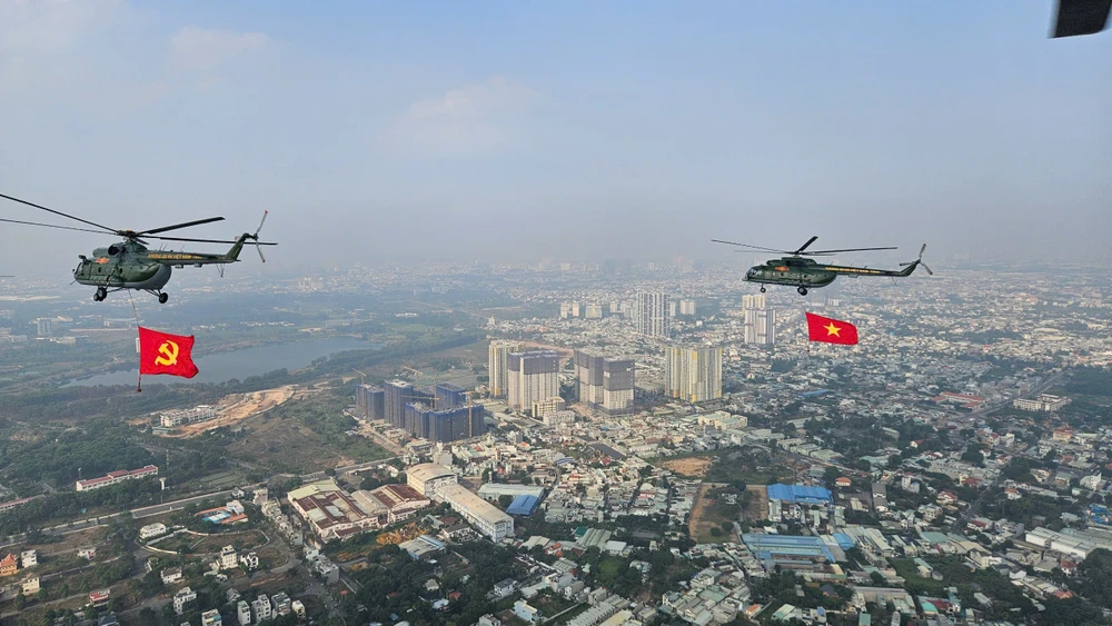 Màn biểu diễn của Mi 17 và bắn đạn nhiễu của SU-30MK2 trên bầu trời TP.HCM