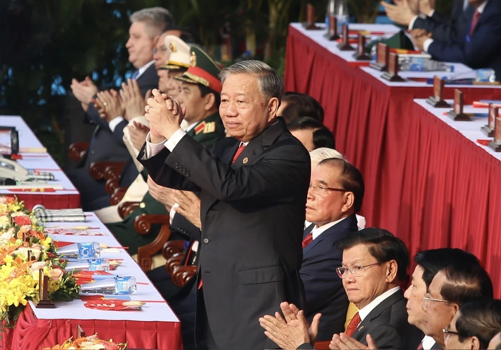 Tổng Bí thư Tô Lâm cùng lãnh đạo, nguyên lãnh đạo Đảng, nhà nước dự lễ kỷ niệm, diễu binh, diễu hành cấp quốc gia kỷ niệm 50 năm Ngày Giải phóng miền Nam, thống nhất đất nước. Ảnh: HOÀNG GIANG