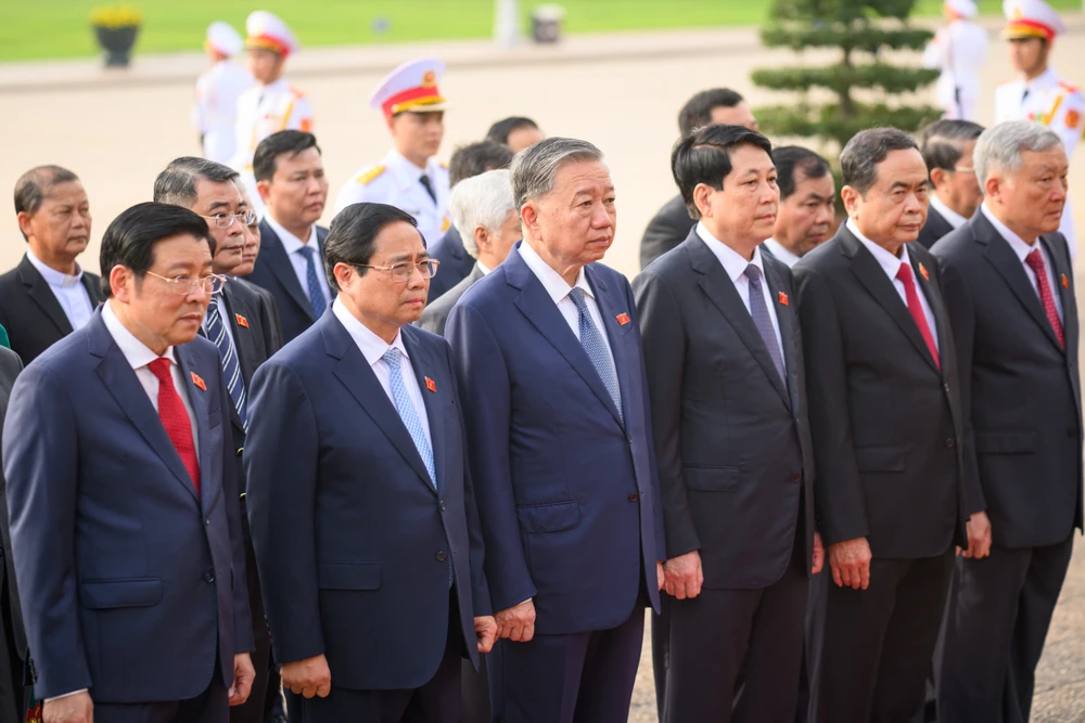 Hình ảnh: Lãnh đạo Đảng, Nhà nước cùng các đại biểu Quốc hội vào Lăng viếng Chủ tịch Hồ Chí Minh