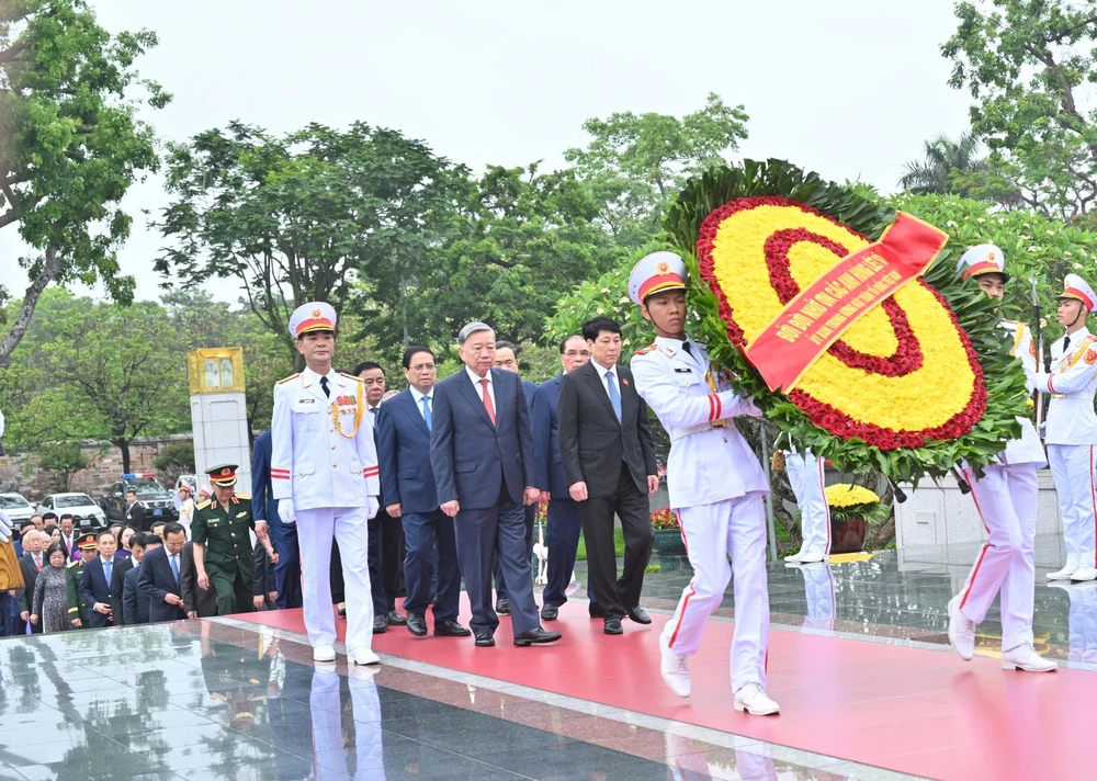 cac-lanh-dao-dang-nha-nuoc-vao-lang-vieng-chu-tich-ho-chi-minh-vgp-1.jpg