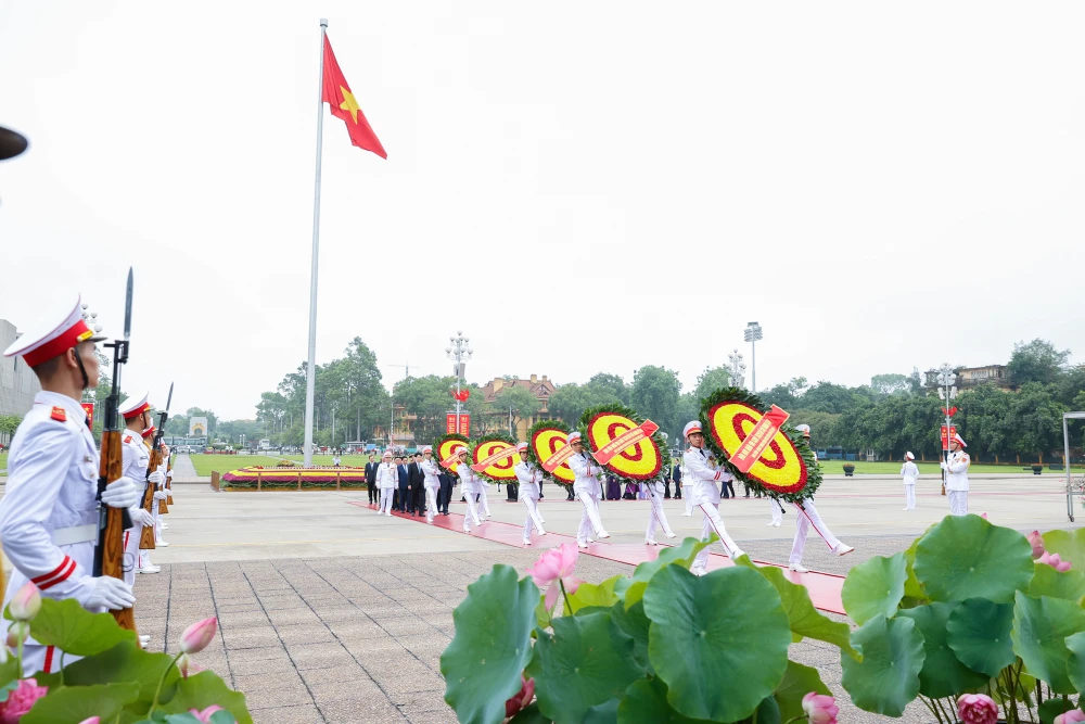 cac-lanh-dao-dang-nha-nuoc-vao-lang-vieng-chu-tich-ho-chi-minh-vgp-9.jpg