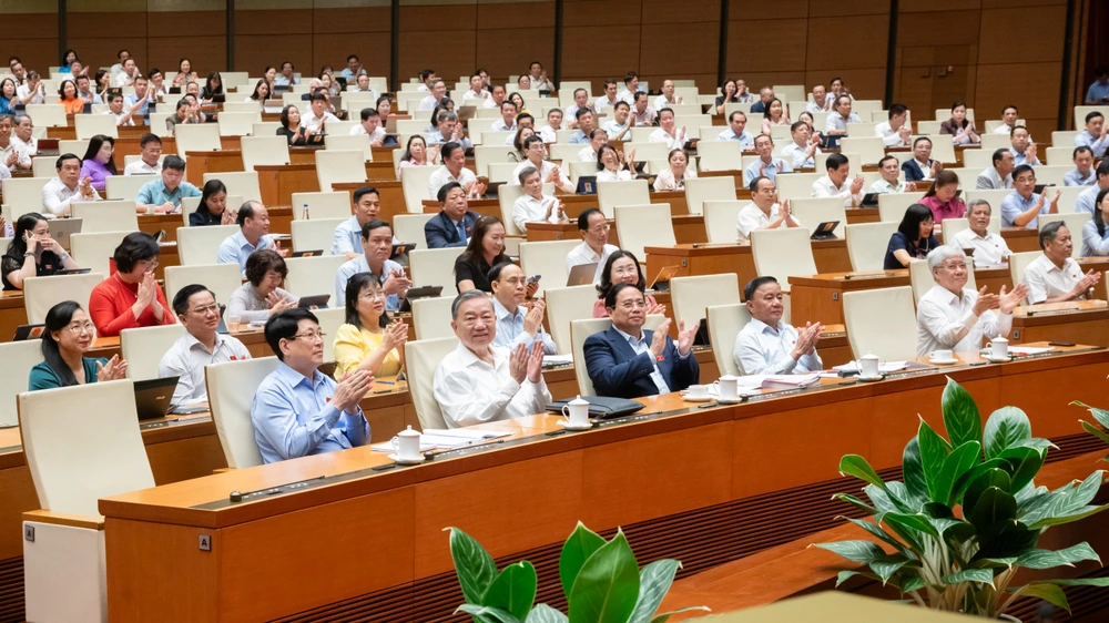 Thông qua Nghị quyết sửa Hiến pháp năm 2013, kết thúc hoạt động cấp huyện từ 1-7