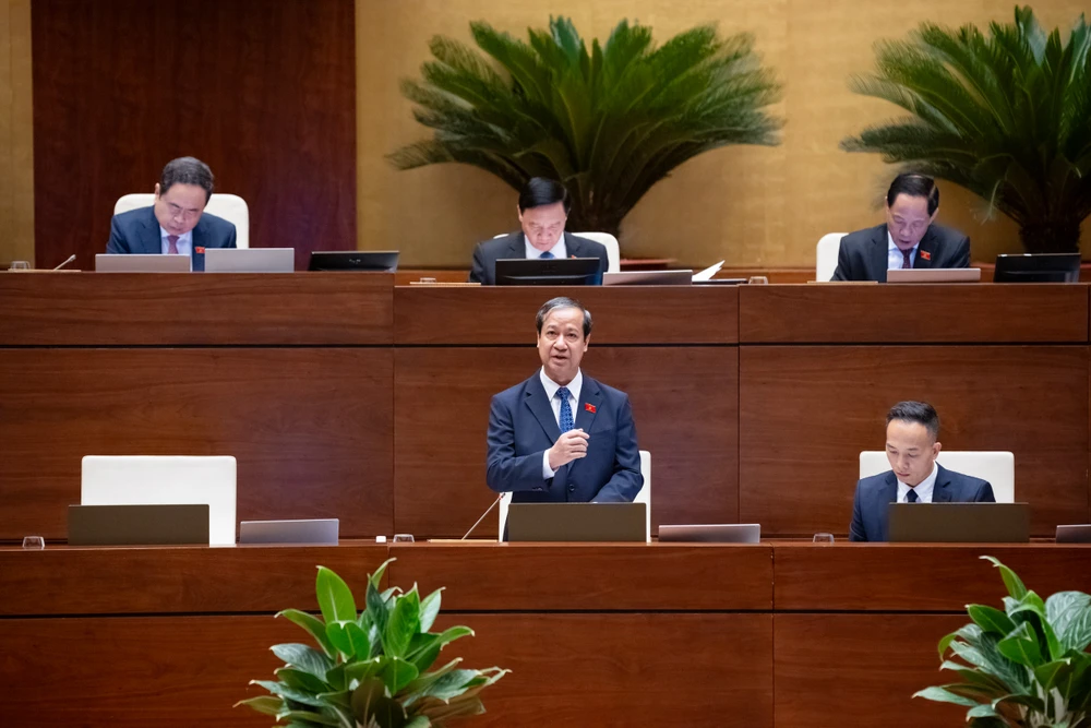 Bộ trưởng GD&ĐT nói về nguyên nhân 'làm giảm đi hình ảnh tôn nghiêm của người thầy'