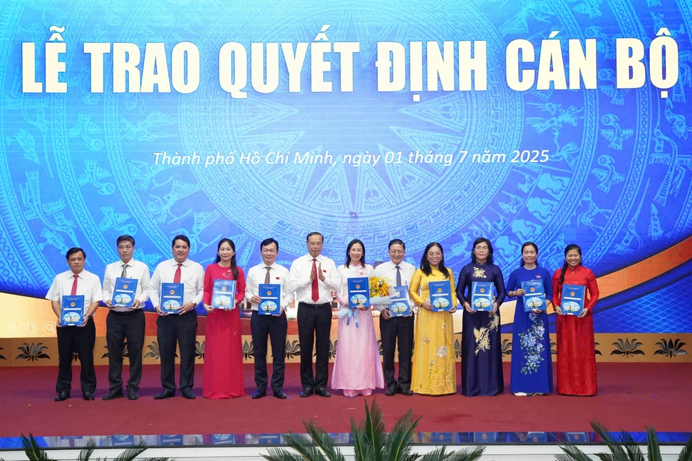 1-trao quyet dinh-nhan-su-tphcm.jpg