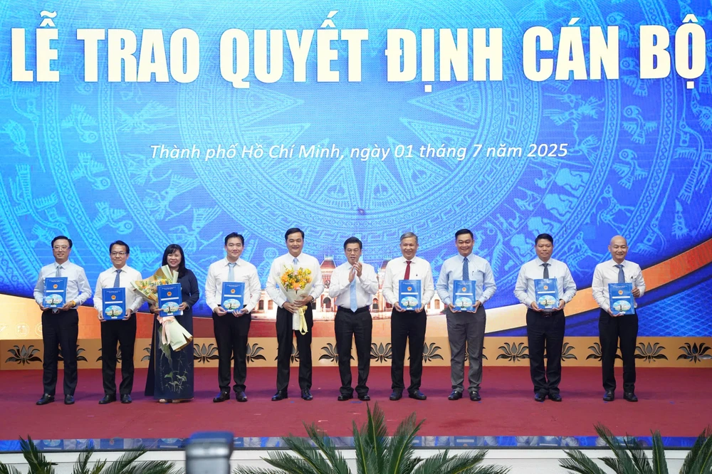11-trao quyet dinh-nhan-su-tphcm.jpg