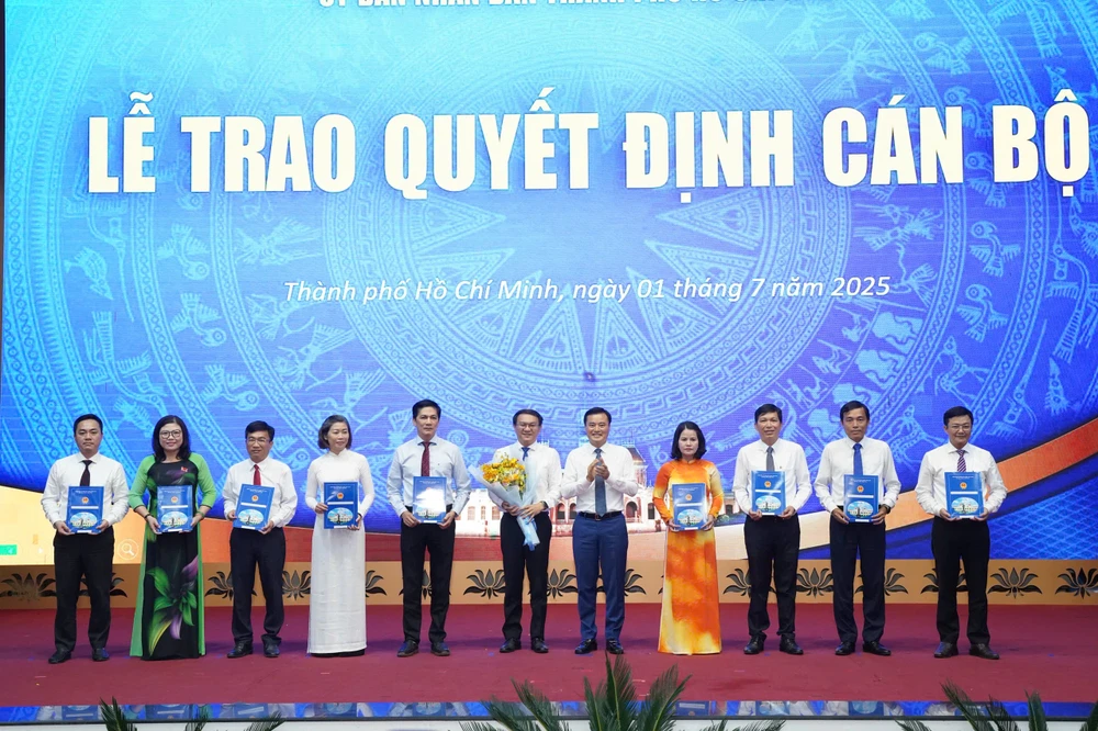 12-trao quyet dinh-nhan-su-tphcm.jpg