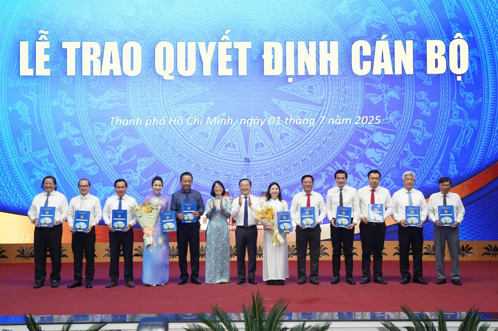 13-trao quyet dinh-nhan-su-tphcm.jpg