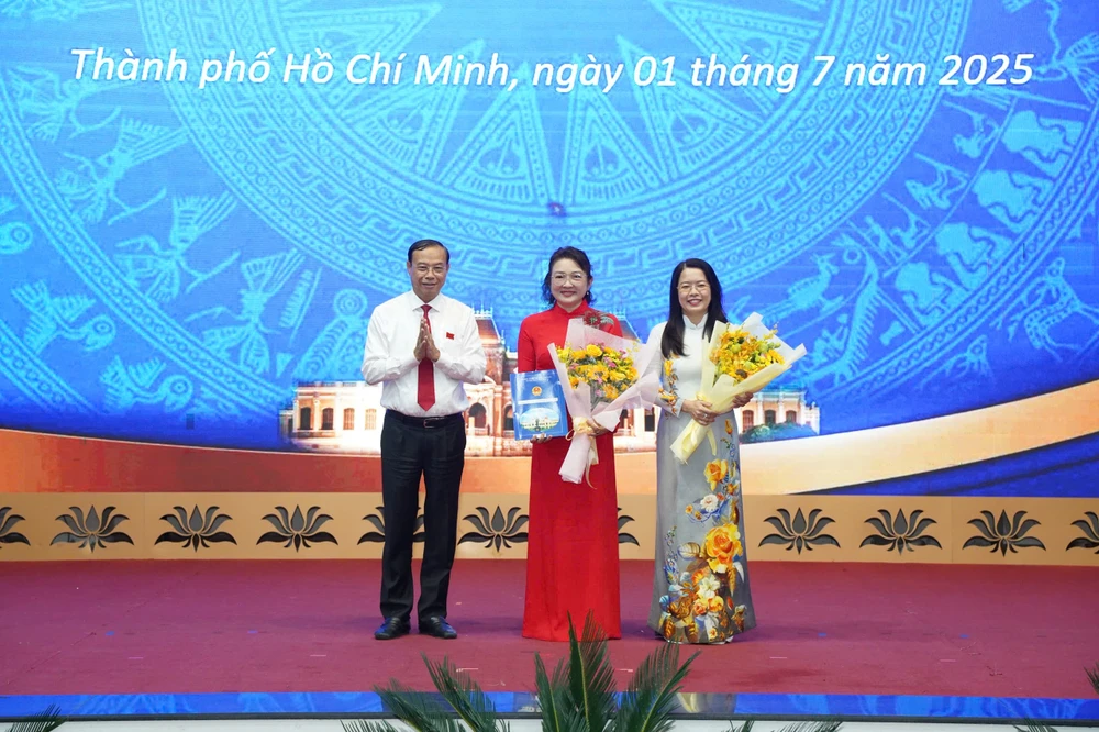 14-trao quyet dinh-nhan-su-tphcm.jpg