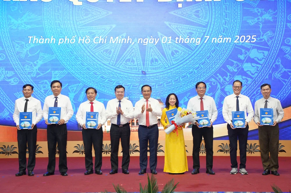 15-trao quyet dinh-nhan-su-tphcm.jpg