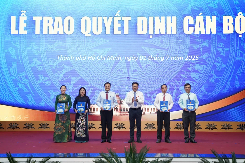 2-trao quyet dinh-nhan-su-tphcm.jpg