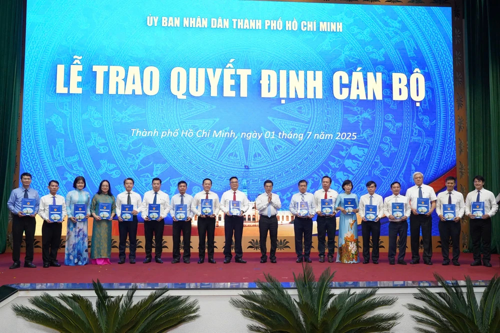 4-trao quyet dinh-nhan-su-tphcm.jpg