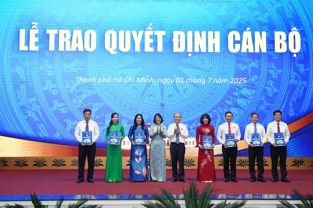 5-trao quyet dinh-nhan-su-tphcm.jpg