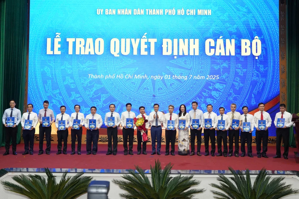 6-trao quyet dinh-nhan-su-tphcm.jpg