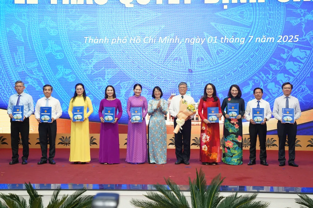 8-trao quyet dinh-nhan-su-tphcm.jpg