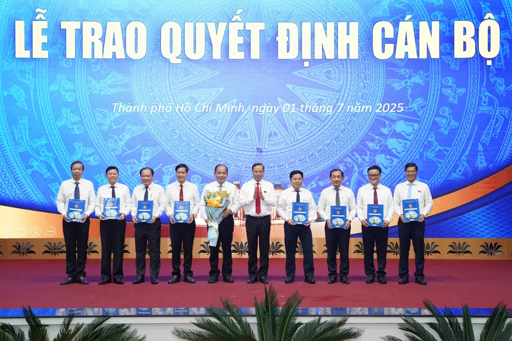 9-trao quyet dinh-nhan-su-tphcm.jpg